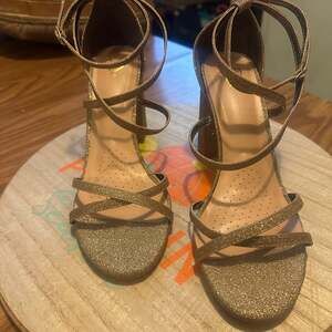 Jessica Simpson Stassey Shimmer Strappy Block Heel Sandals in Champagne